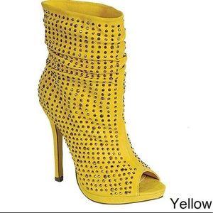 ๐Studded Peep Toe Booties๐